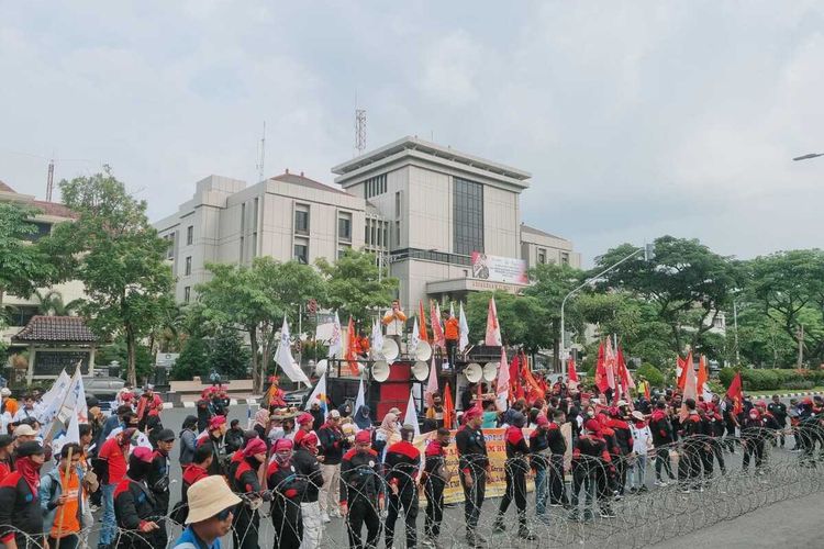 Ratusan buruh Jateng menggelar aksi demonstrasi jilid 2 menolak kenaikan harga BBM di depan Kantor Gubernur Jateng, Rabu (21/9/2022).