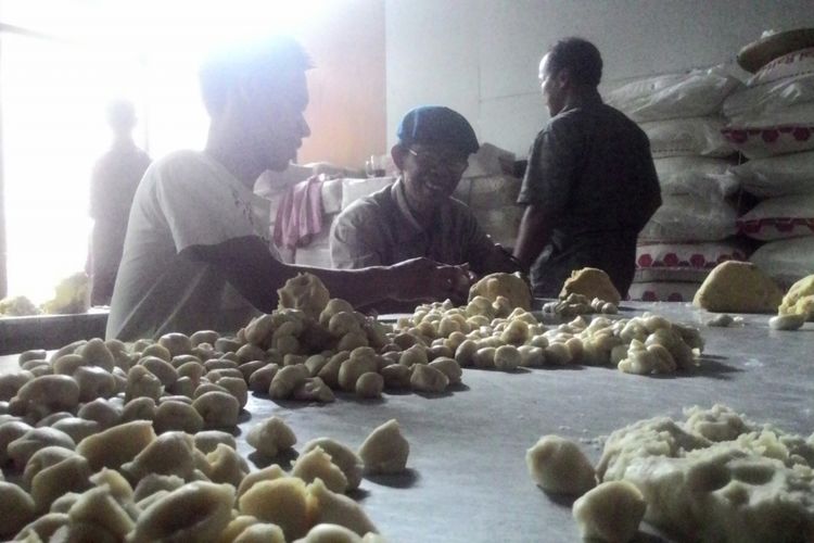 Keramaian rumah produksi bakpia pathok di Terbah, Pengasih, Kulon Progo, DIY. Para penyandang cacat kursus sehari untuk belajar membuat bakpia. (KOMPAS.com/DANI J)
