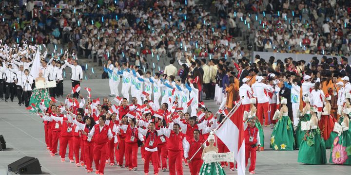 Defile kontingen Indonesia yang dipimpin oleh Ketua Satlak Prima Suwarno pada pembukaan Asian Games ke-17 di Stadion Utama Asiad Incheon, Korea Selatan,  Jumat (19/9/14). Asian Games yang diikuti kontingen dari 45 negara di Asia akan berlangsung hingga 4 Oktober. 

Kompas/Totok Wijayanto (TOK)
19-09-2014

DIMUAT 21/10/14 HAL 28 *** Local Caption *** Defile kontingen Indonesia yang dipimpin oleh Ketua Satlak Prima Suwarno pada pembukaan Asian Games ke-17 di Stadion Utama Asiad Incheon, Korea Selatan,  Jumat (19/9). Asian Games yang diikuti kontingen dari 45 negara di Asia akan berlangsung hingga 4 Oktober. 

Kompas/Totok Wijayanto (TOK)
19-09-2014