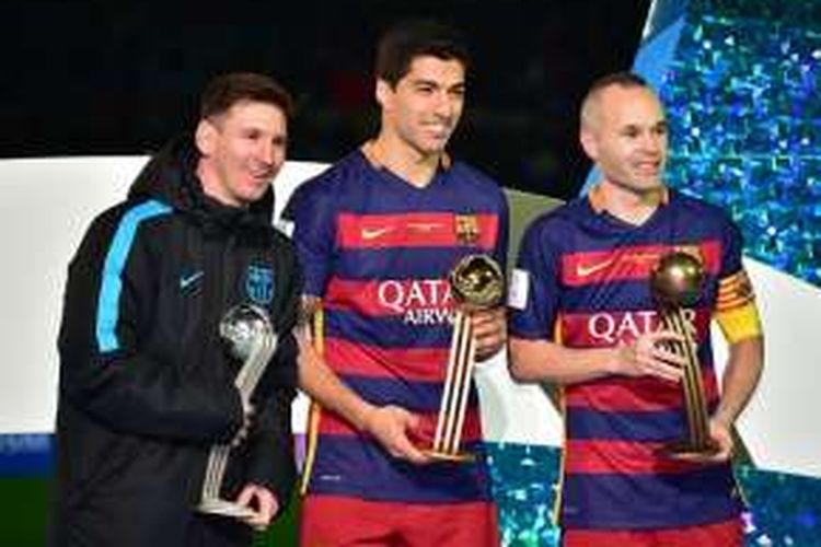 Lionel Messi, Luis Suarez, dan Andres Iniesta berbagi penghargaan di Piala Dunia Antarklub 2015. 