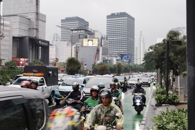 Jalan Jenderal Sudirman arah Sarinah terlihat padat merayap memanjang, Rabu (1/3/2023). (KOMPAS.com/XENA OLIVIA)