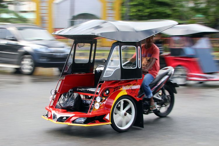 Becak motor (Bentor) Gorontalo digandeng Gojek, layanan on demand berbasis aplikasi untuk melayani pengantaran orang (go ride), makanan (go food), barang belanja (go shop) dan kurir (go send).