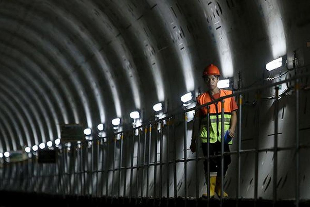 Aktivitas pekerja menyelesaikan pengerjaan proyek pengeboran terowongan untuk angkutan massal cepat (Mass Rapid Transit/MRT) di Stasiun Dukuh Atas, Jakarta Pusat, Kamis (24/11/2016). Pengerjaan proyek MRT fase pertama ini diperkirakan rampung pada tahun 2018.