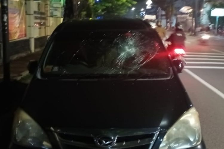 Pengemudi Mobil Jadi Korban Pelemparan Batu di Kebayoran Lama, Rabu (18/5/2022) sore.
