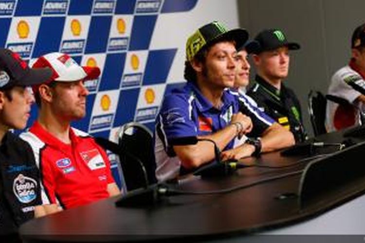 Pebalap Movistar Yamaha asal Italia, Valentino Rossi (dua dari kiri), berbicara kepada media pada konferensi pers jelang GP Malaysia di Sirkuit Sepang, Kamis (23/10/2014).