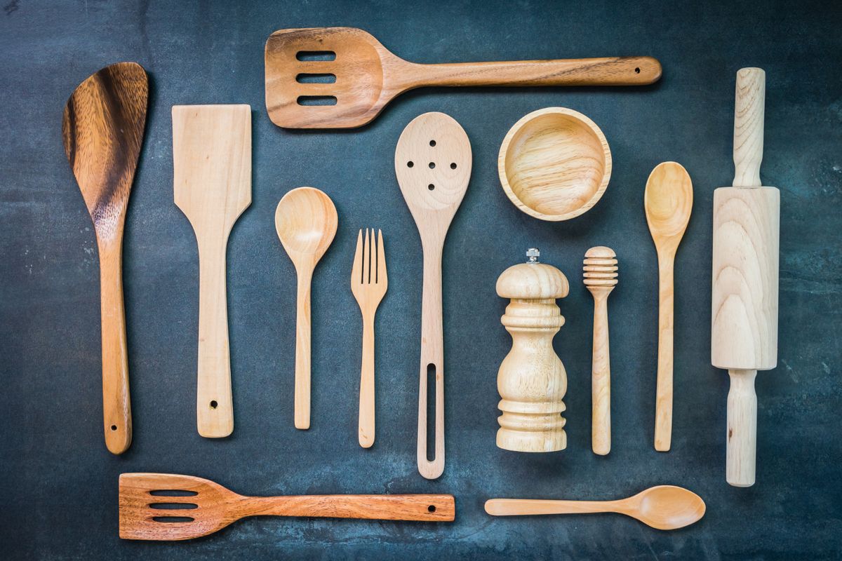 Ilustrasi peralatan masak kayu. 
