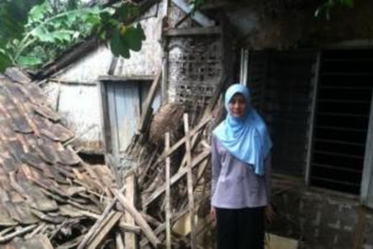 Yeri (27) mengabdikan diri sebagai guru TK dengan penghasilan Rp 350.000 per bulan. 