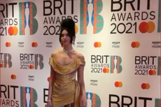 Tampilan Unik Dua Lipa untuk Amy Winehouse di Acara Brit Awards 2021