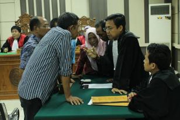 Lima eks anggota DPRD Kota Semarang konsultasi ke Penasehat Hukum untuk menentukan sikap usai mendengarkan putusan. Kelimanya masing-masing dihukumm 1 tahun dan denda Rp 50 juta.