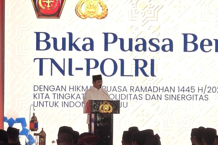Menteri Koordinator Bidang Politik Hukum dan Keamanan (Menko Polhukam) Hadi Tjahjanto dalam acara buka puasa bersama jajaran TNI-Polri di Lapangan Bhayangkara, Mabes Polri, Jakarta, Selasa (2/4/2024).