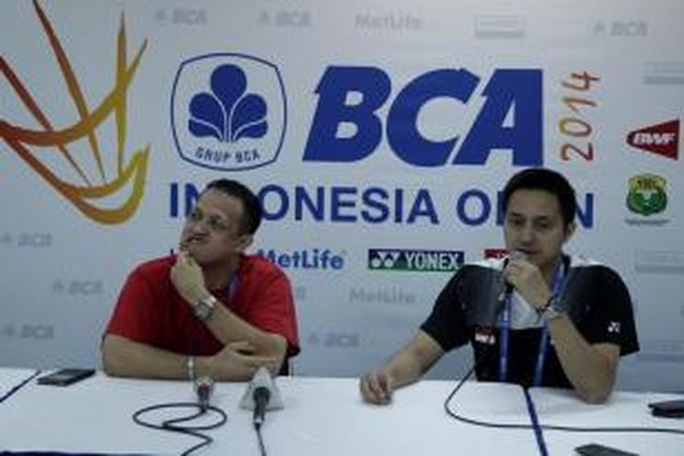 Kepala Bidang Pembinaan dan Prestasi Persatuan Bulu tangkis Indonesia (PBSI) Rexy Mainaky (kiri) dan Ricky Subagja berbicara kepada media dalam jumpa pers usai gelaran BCA Indonesia Open, Minggu (22/6/2014).