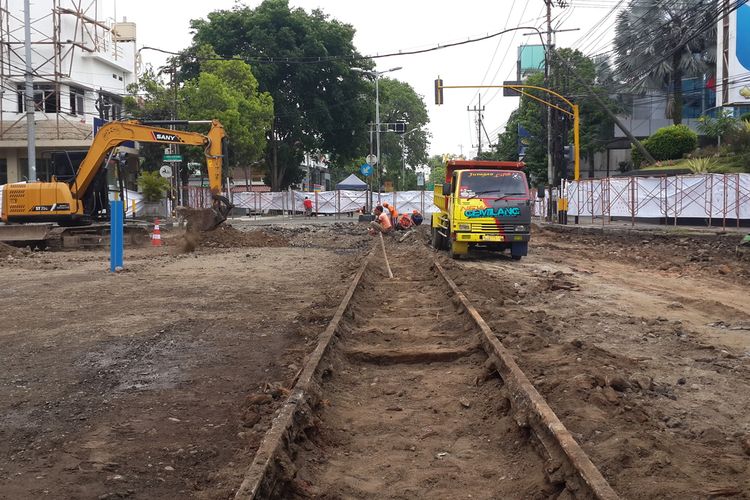 Rel jalur trem bekas penjajahan Belanda ditemukan tertimbun konstruksi jalan di lokasi proyek pembangunan Malang Heritage, Rabu (11/11/2020).