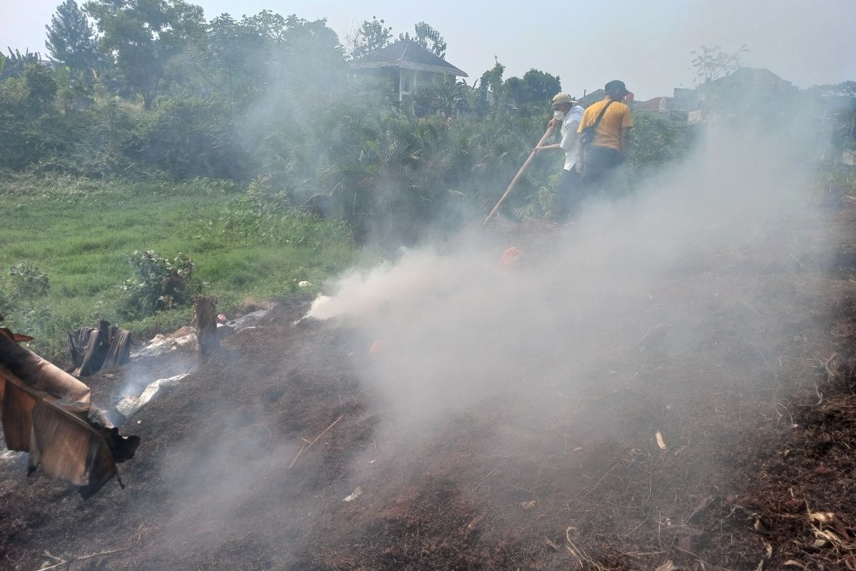 Penampakan kepulan asap putih yang berasal dari urukan ampas cabai yang terbakar di lahan kosong, RT 002 RW 002, Kademangan, Kecamatan Setu, Kota Tangerang Selatan pada Rabu (16/8/2023). 