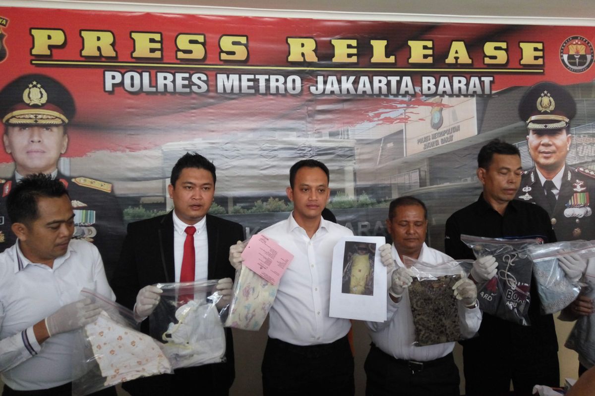 Aparat Polres Metro Jakarta Barat saat menggelar pers rilis kasus penculikan bayi di Mapolres Metro Jakarta Barat, Sabtu (20/5/2017).