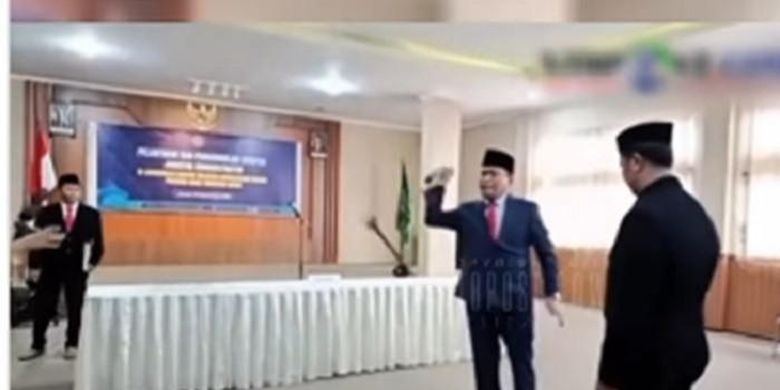 LEMPAR MIKROFON - Sebuah insiden mengejutkan terjadi saat acara pelantikan dan pengambilan sumpah jabatan administrator di lingkungan Kementerian Agama (Kemenag) Nusa Tenggara Barat (NTB). Tanpa sebab yang jelas tiba-tiba Kepala Kantor Wilayah (Kakanwil) Kementerian Agama Nusa Tenggara Barat (Kemenag NTB), Zamroni Aziz melempar mikrofon sekaligus stand atau tiangnya ke arah tamu yang hadir di acara tersebut. 