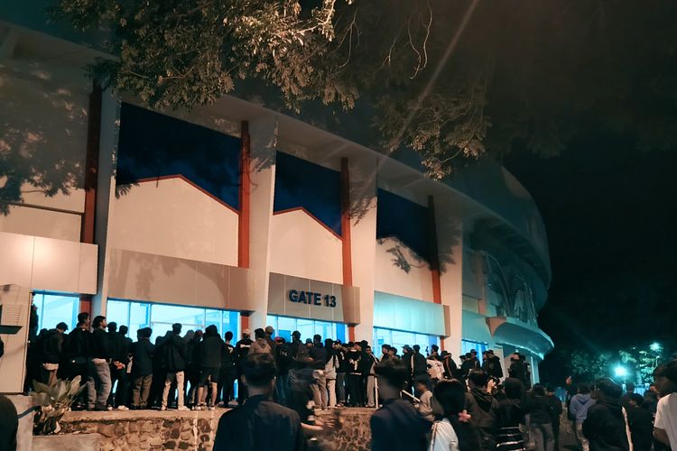 Suasana memperingati 1000 hari Tragedi Kanjuruhan yang dihadiri nawak-nawak Malang Raya di depan Gate 13 Stadion Kanjuruhan Kepanjen, Kabupaten Malang, Jawa Timur, Kamis (26/6/2025) malam.