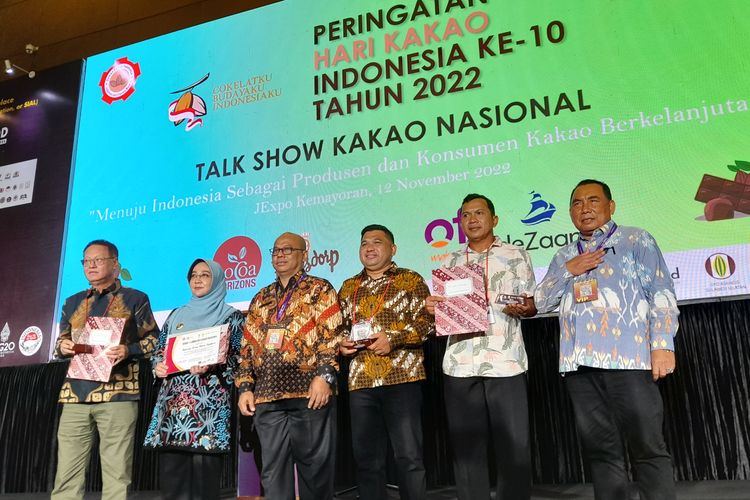 Juara 1, 2, dan 3 Lomba Biji Kakao Nasional. 