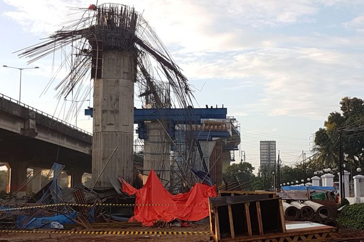 Kondisi tiang Tol Becakayu yang ambruk, Selasa (20/2/2018).