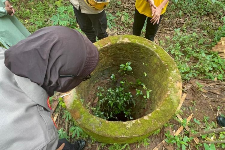 Pencarian balita yang hilang di Subang, Jawa Barat pada Selasa (2/5/2023).
