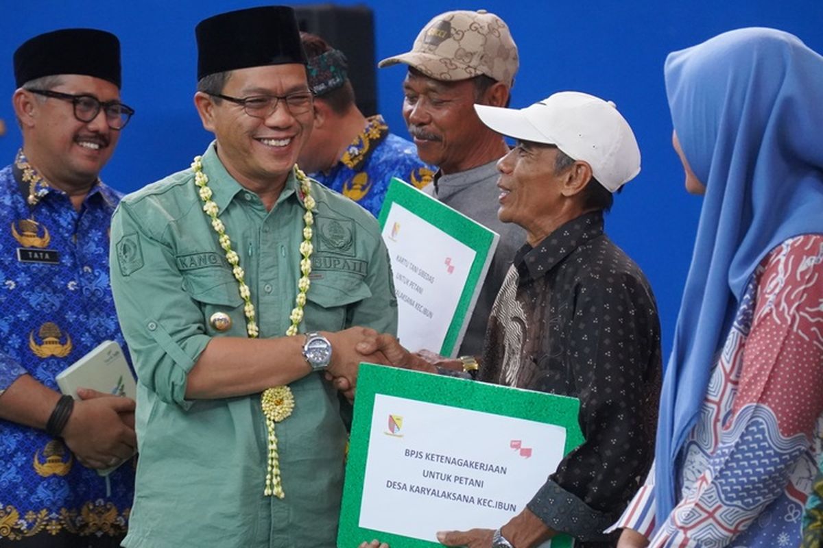 Bupati Bandung Dadang Supriatna dalam kegiatan Rembug Bedas ke-189 di Gedung Serbaguna Suka Laksana Desa Karyalaksana Kecamatan Ibun Kabupaten Bandung, Selasa (17/9/2024).