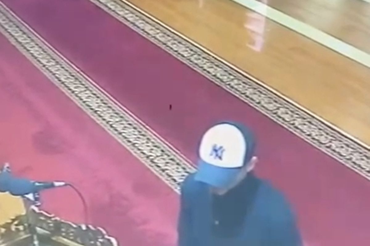 Tangkapan layar dalam sebuah video dimana seorang WNA yang meludahi jemaah masjid di Bandung, karena terganggu suara murotal melalui pengeras suara masjid