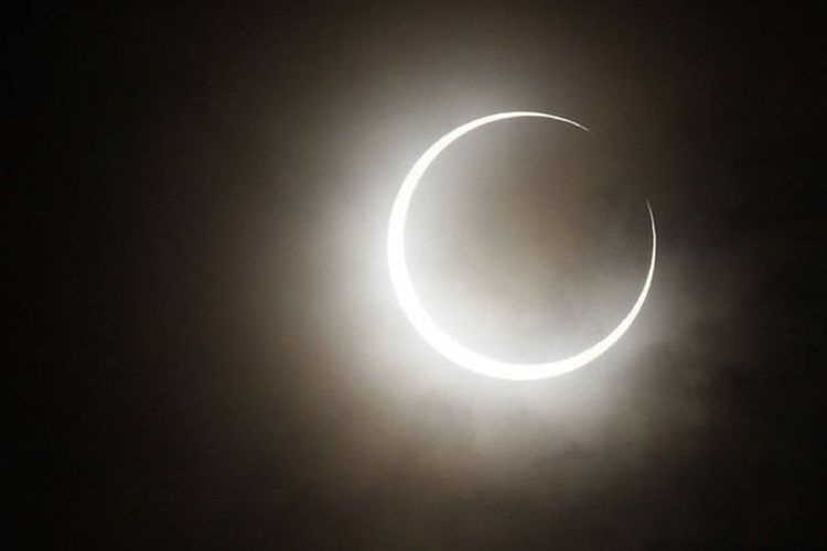 Ilustrasi gerhana annular (artinya bulat atau melingkar dalam bahasa Latin), Bulan tidak sepenuhnya menutupi Matahari, tetapi menyisakan lingkaran cahaya, seperti terlihat pada foto. [GETTY IMAGES VIA BBC INDONESIA]