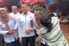 Anindya Bakrie Dicium Emak-emak Saat Blusukan ke Pasar Baru Bekasi