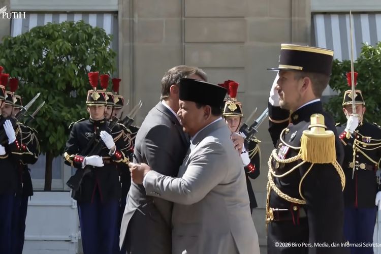 Momen Akrab Prabowo Saat Bertemu Macron di Paris: Berpelukan hingga Cipika-cipiki