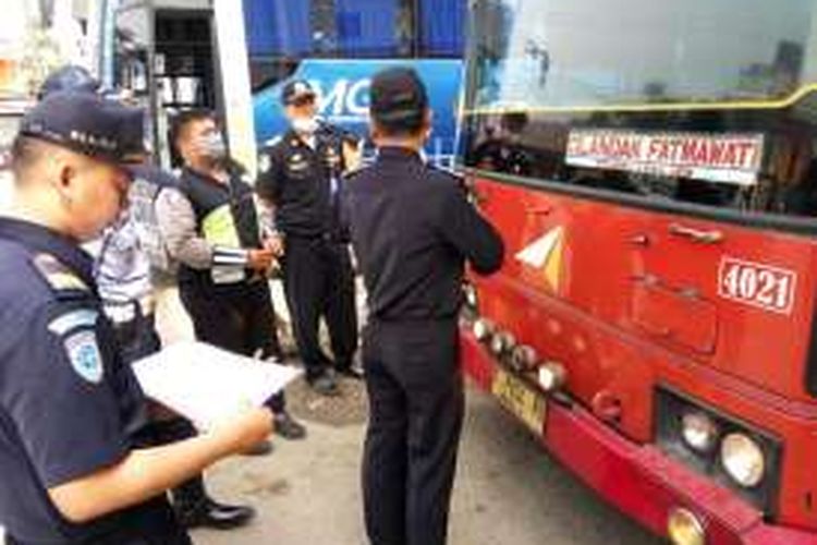 Petugas Dinas Lalu Lintas Angkutan Jalan (DLLAJ) Kabuoaten Bogor memeriksa kelaikan bus-bus di Terminal Cibinong, Kabupaten Bogor, Selasa (28/6/3016).