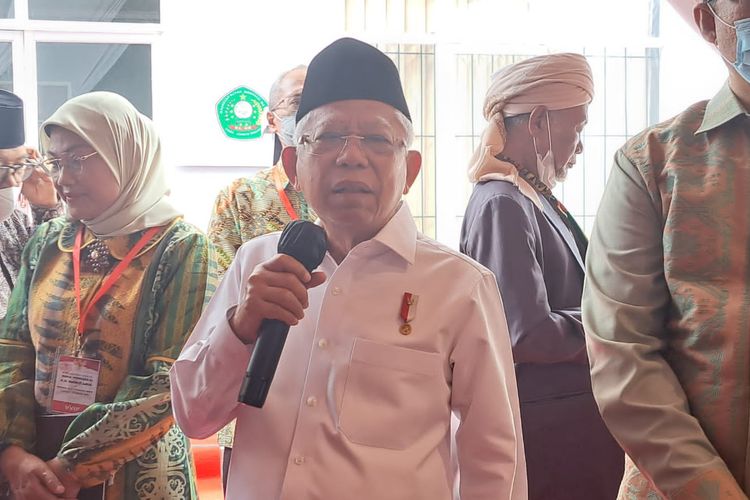 Wakil Presiden Ma'ruf Amin memberikan keterangan pers seusai meresmikan Balai Latihan Kerja Komunitas di Lombok Tengah, Jumat (10/2/2023).