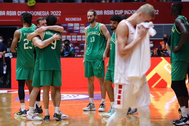 Pemain timnas basket Australia berselebrasi usai memenangi pertandingan melawan timnas basket Lebanon pada laga final FIBA Asia Cup 2022 di Istora Senayan, Jakarta, Minggu (24/7/2022). Australia mempertahankan gelar juara setelah menang dengan skor 75-73.