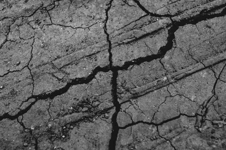 Ilustrasi tanah bergerak atau likuifaksi.