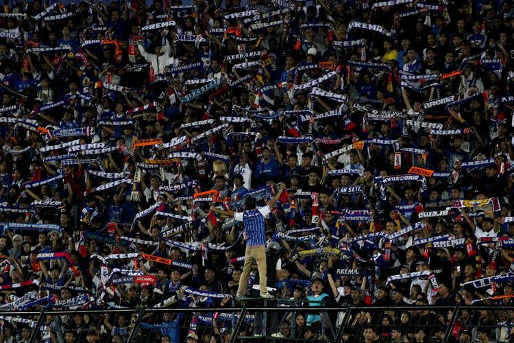 Suporter Arema FC saat pertandingan terakhir babak penyisihan Grup D Piala Presiden 2022 melawan Persikabo 1973 yang berakhir dengan skor 0-1 di Stadion Kanjuruhan Kepanjen, Kabupaten Malang, Minggu (19/6/2022) malam.