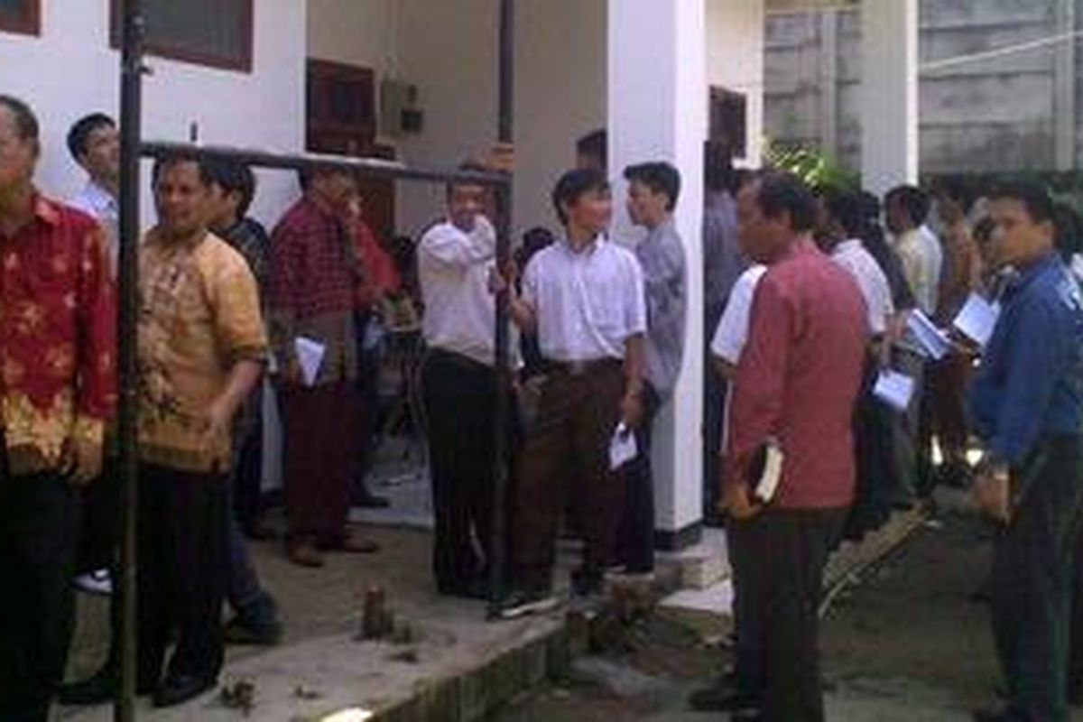 Ratusan jemaat HKBP Pondok Timur Indah, Mustika Jaya, Kota Bekasi, beribadah di Gedung bekas OPP di Jalan Chairil Anwar, Bekasi Timur, Minggu (26/9/2010).