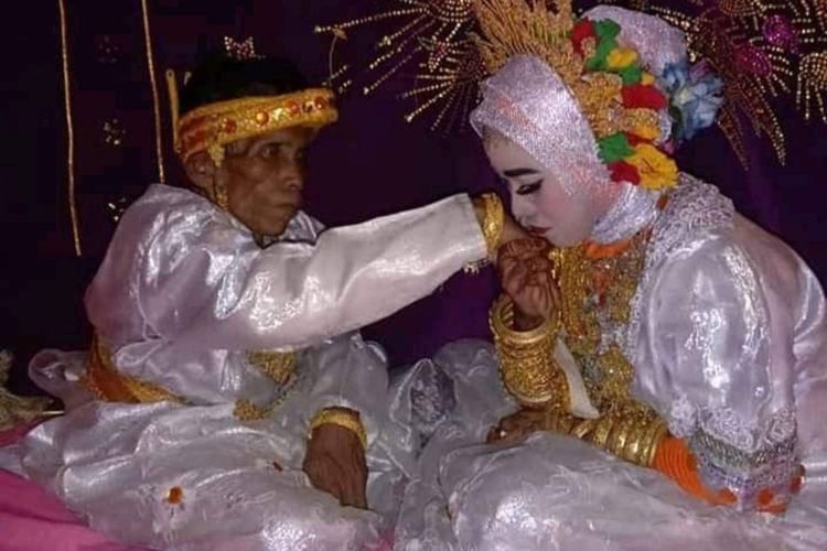 Bora (58) dan Ira Fazillah (19) pasangan pengantin yang kembali menggemparkan Kabupaten Bone, Sulawesi Selatan. Rabu, (7/4/2021).