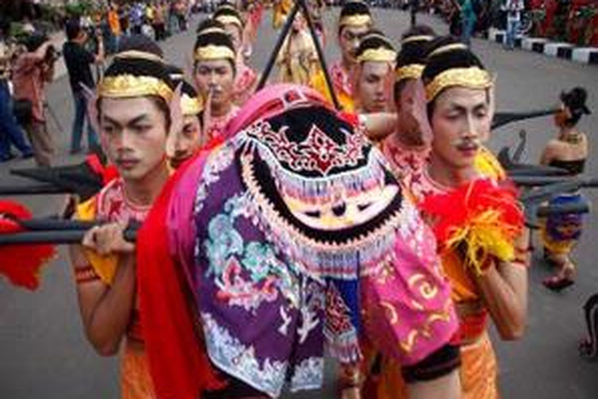 Kontingen Provinsi Jawa Timur melalui cerita Cahyning Majapahit ikut menyemarakkan Karnaval Prajurit Tradisional Nusantara.
