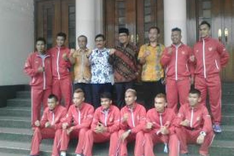 Wali Kota Bandung, Ridwan Kamil, melepas Timnas Homeless Indonesia untuk melakoni kompetisi futsal bertajuk Homeless World Cup 2014 di Chile, Kamis (16/10/2014). 