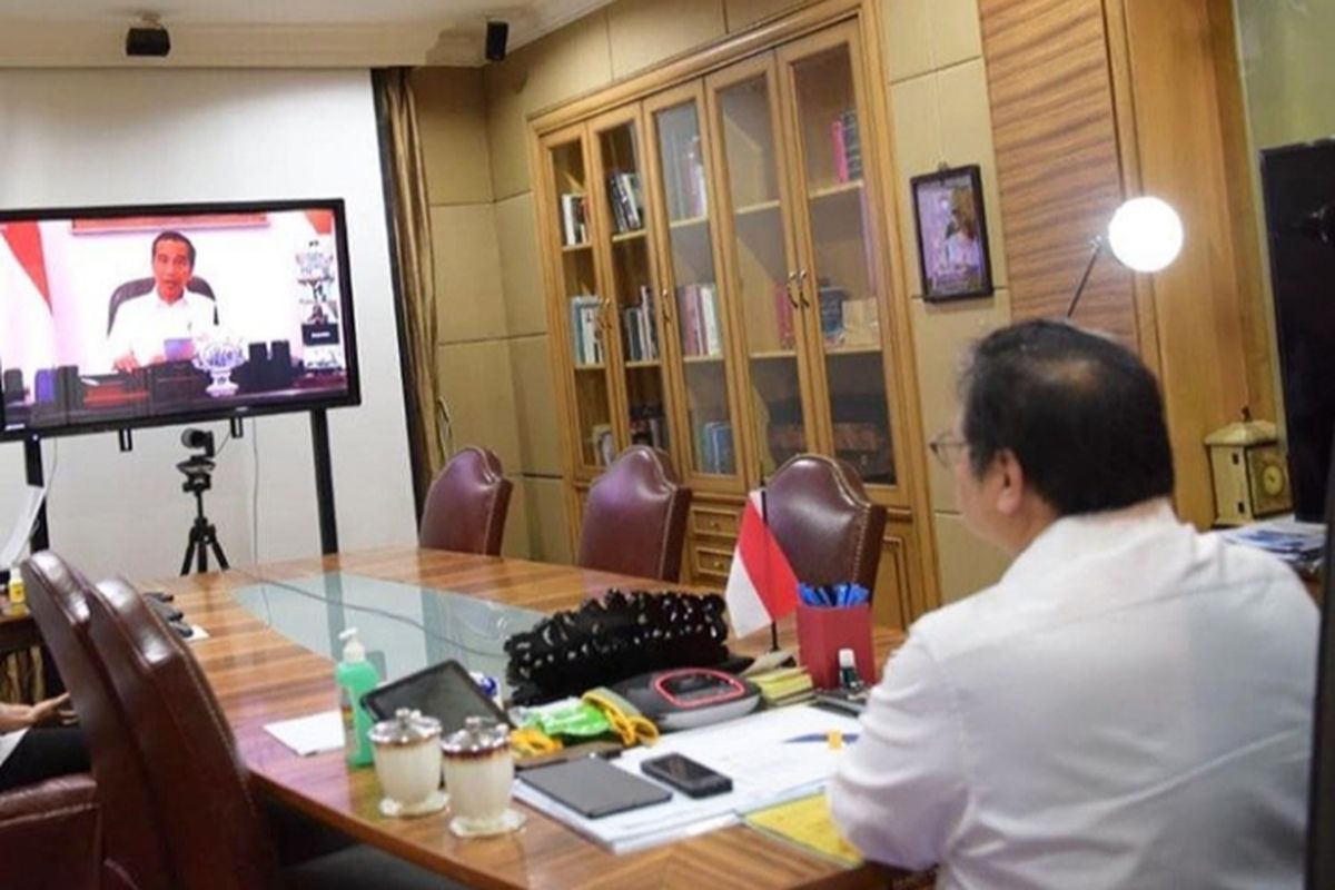 Menko Perekonomian Airlangga Hartarto mengikuti rapat terbatas yang dipimpin Presiden Joko Widodo melalui video conference, Senin (6/4/2020)