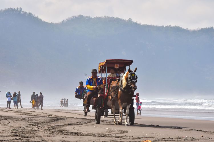 Pantai Parangkusumo banyak dikunjungi selama libur akhir pekan bertepatan dengan malam 1 Suro.