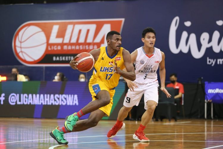 Suasana pertandingan LIMA Basketball 2021 antara tim putra Universitas Kristen Satya Wacana (UKSW) vs STIE Bhakti Pembangunan di Robinson Cisarua Resort.