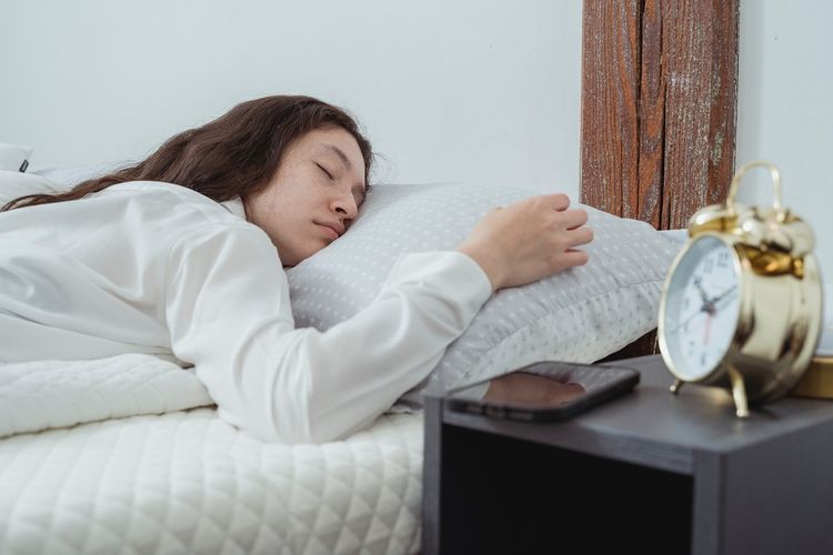 Jika selama ini Anda biasa tertidur saat sedang menggunakan ponsel atau handphone (HP), ketahuilah bahwa ada beberapa alasan kenapa kita tidak boleh tidur dekat HP.