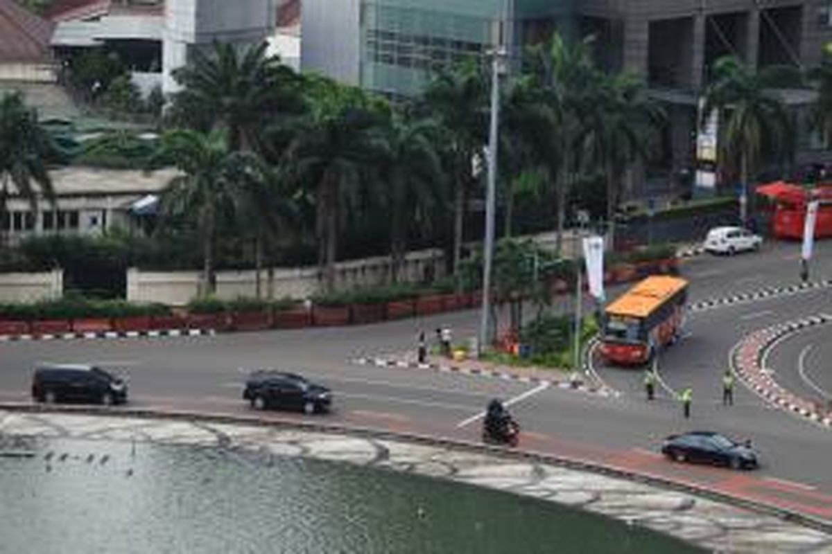 Sterilisasi ruas Jalan MH Thamrin saat delegasi negara anggota Konferensi Asia Afrika melintasi Bundaran Hotel Indonesia, Jakarta, Senin (20/4/2015). Ribuan personel TNI dan Polri diturunkan untuk mengamankan Peringatan 60 Tahun Konferensi Asia Afrika, 19-24 April.