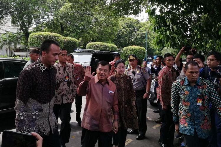 Wakil Presiden RI Jusuf Kalla bersama istrinya Mufidah Kalla mengunjungi kediaman duka pengusaha sekaligus adik dari mantan Presiden RI Soeharto di Jalan Diponegoro Nomor 20-22, Jakarta, Senin  (26/3/2018) 