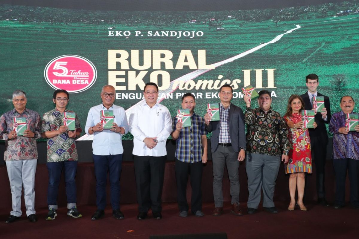 Peluncuran dan bedah buku Rural Economics III: Menguatkan Pilar Ekonomi Desa bersama Menteri Desa, PDT dan Transmigrasi Eko P. Sandjojo di Balai Makarti Muktitama, Jakarta, Selasa (15/10/2019). 
Buku seri ke-3 dari Trilogi Rural Economics ini mengulas pemikiran Eko P. Sandjojo selama menjabat sebagai Menteri Desa, PDT, dan Transmigrasi.Foto: Matin/Kemendes PDTT