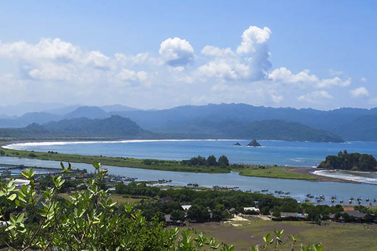 Salah satu panorama di Pantai Payangan, Jember. Panorama itu berupa garis Pantai Roro Ayu dan Cangaan yang memanjang, serta Taman Nasional Meru Betiri di ujung timur.