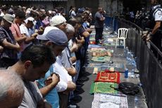 Umat Muslim Palestina Jalani Shalat Jumat di Luar Masjid Al-Aqsa