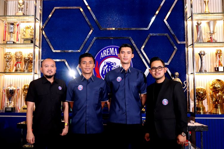 Manajer M Ali Rifki (kiri), Presiden klub Gilang Widya Pramana (kanan) foto bersama pemain baru Arema FC Irsyad Maulana dan Syaeful Anwar (tengah) seusai diperkenalkan di Kandang Singa Kantor Arema Kota Malang, Rabu (27/4/2022) sore.