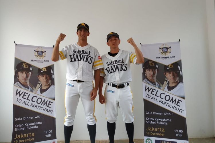 Dua atlet bisbol Jepang dari klub Softbank Hawks, Keizo Kawashima (kanan) dan Shuhei Fukuda, menghadiri sesi pelatihan dengan anak-anak Indonesia, di Lapangan Softball Gelora Bung Karno, Senayan, Jakarta, Rabu (19/12/2018).