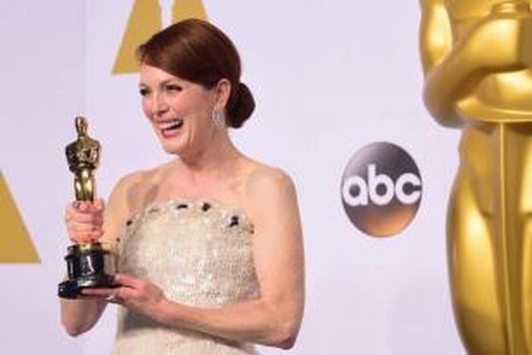 Aktris Julianne Moore, pemenang Best Actress in a Leading Role dalam film 'Still Alice' berpose di press room Oscar 2015 di Hollywood, California, 22 Februari 2015.