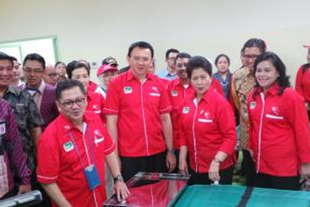 Menteri Kesehatan Nila Moeloek, Gubernur DKI Jakarta Basuki Tjahaja Purnama, Kepala Dinas Kesehatan DKI Kusmedi Priharto, Kepala Yayasan Kanker Indonesia (YKI) DKI Veronica Tan, dan Direktur Utama (Dirut) RSUD Pasar Minggu Theodora Carolina, saat peresmian RSUD Pasar Minggu, Sabtu (12/12/2015).